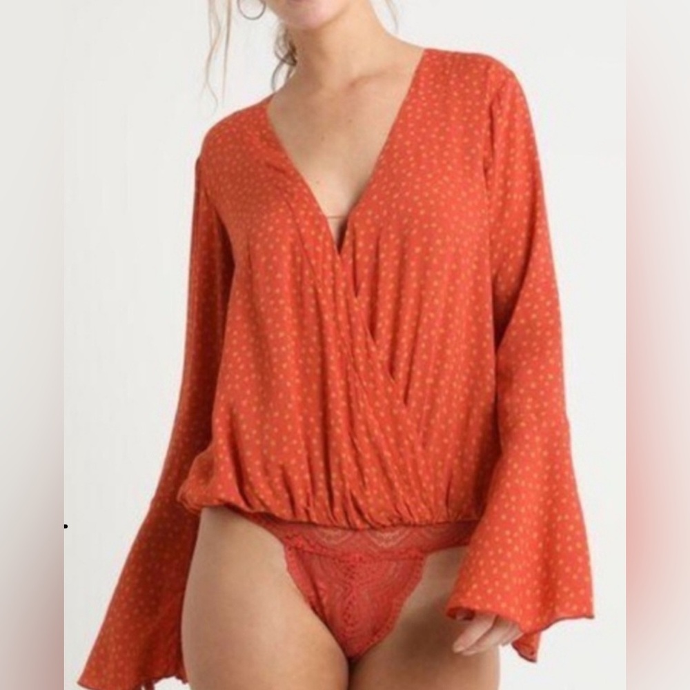 FREE PEOPLE MAKIN’ WAVES BODYSUIT PILKA DOT TERRACOTTA
